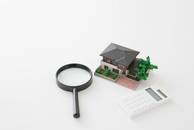 家の模型と虫眼鏡